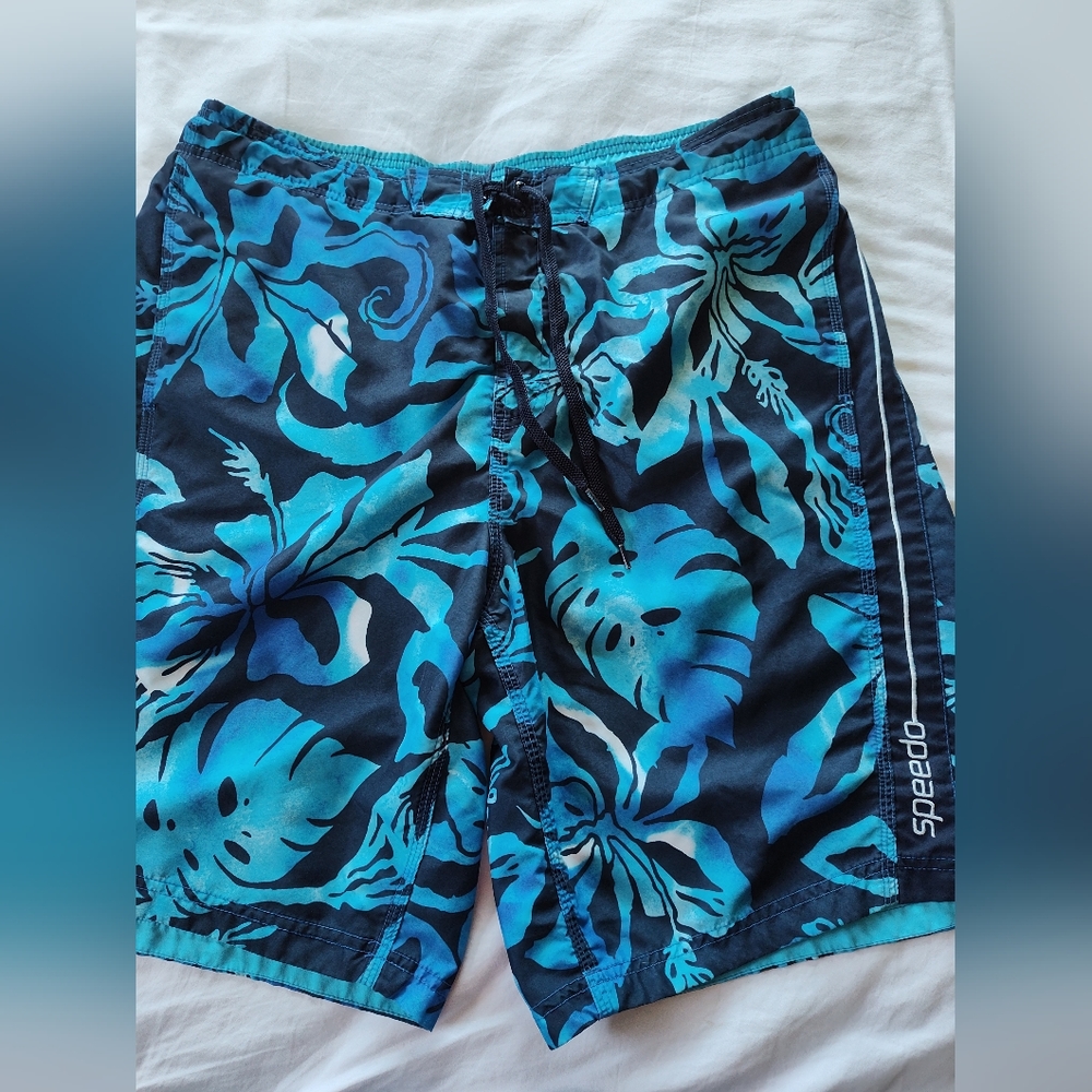 SPEEDO Men's Board Shorts. Size Large. Lined Inside. Drawstring Waist.